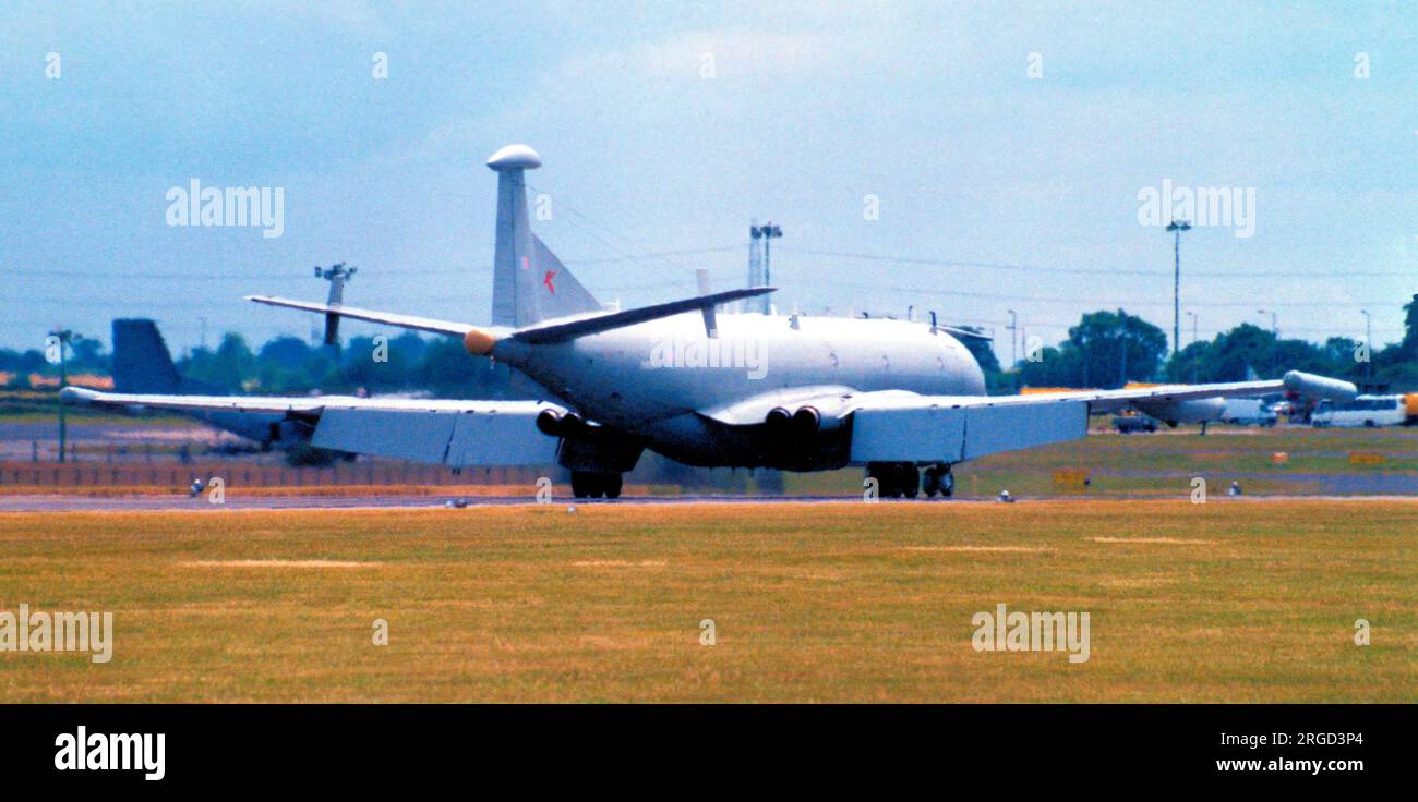 Royal Air Force - Hawker Siddeley HS.801 Nimrod R.1 XW665 (msn 8040), Nr. 51 Geschwader bei RAF Wyton. Einer von drei Nimrods, die speziell für die Verwendung als Electronic and Signals Intelligence Collection-Flugzeuge bestellt wurden. Mit hochspezialisierter elektronischer Überwachungsausrüstung wurden die Nimrod R.1s in großem Umfang genutzt, um Informationen aus den ehemaligen Warschauer Paktländern zu sammeln, die über die Ostsee und die arktischen Meere sowie über Hotspots weltweit fliegen. Stockfoto