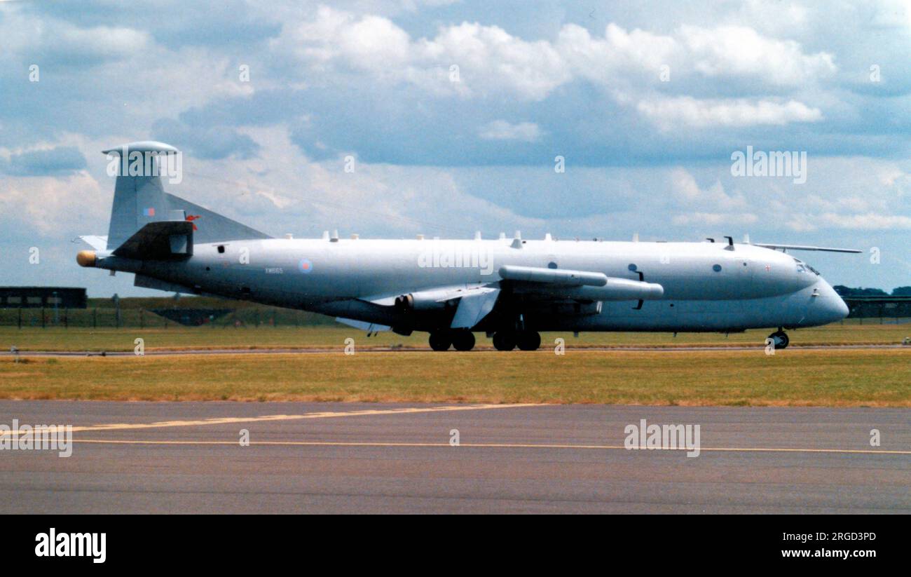 Royal Air Force - Hawker Siddeley HS.801 Nimrod R.1 XW665 (msn 8040), Nr. 51 Geschwader bei RAF Wyton. Einer von drei Nimrods, die speziell für die Verwendung als Electronic and Signals Intelligence Collection-Flugzeuge bestellt wurden. Mit hochspezialisierter elektronischer Überwachungsausrüstung wurden die Nimrod R.1s in großem Umfang genutzt, um Informationen aus den ehemaligen Warschauer Paktländern zu sammeln, die über die Ostsee und die arktischen Meere sowie über Hotspots weltweit fliegen. Stockfoto