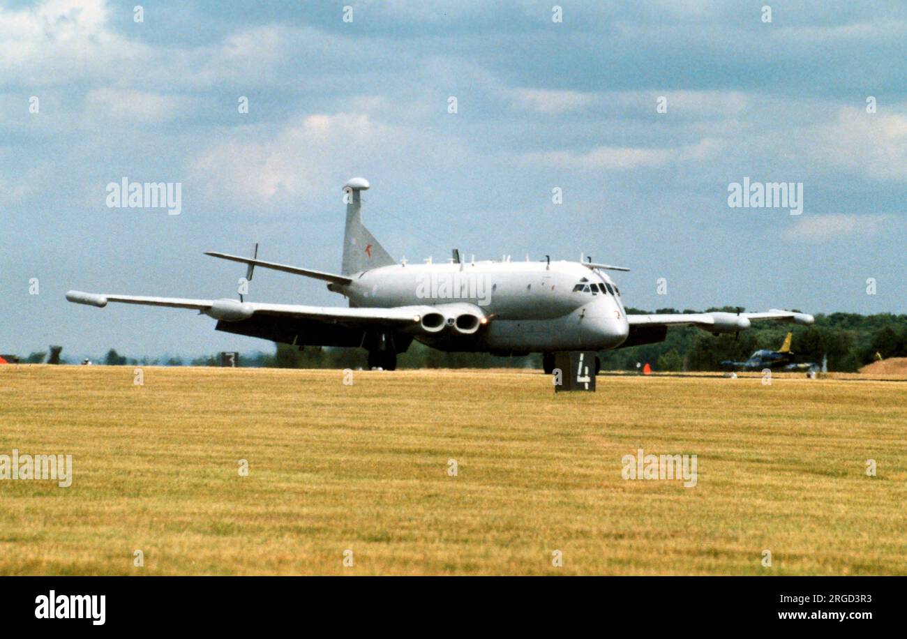 Royal Air Force - Hawker Siddeley HS.801 Nimrod R.1 XW665 (msn 8040), Nr. 51 Geschwader bei RAF Wyton. Einer von drei Nimrods, die speziell für die Verwendung als Electronic and Signals Intelligence Collection-Flugzeuge bestellt wurden. Mit hochspezialisierter elektronischer Überwachungsausrüstung wurden die Nimrod R.1s in großem Umfang genutzt, um Informationen aus den ehemaligen Warschauer Paktländern zu sammeln, die über die Ostsee und die arktischen Meere sowie über Hotspots weltweit fliegen. Stockfoto
