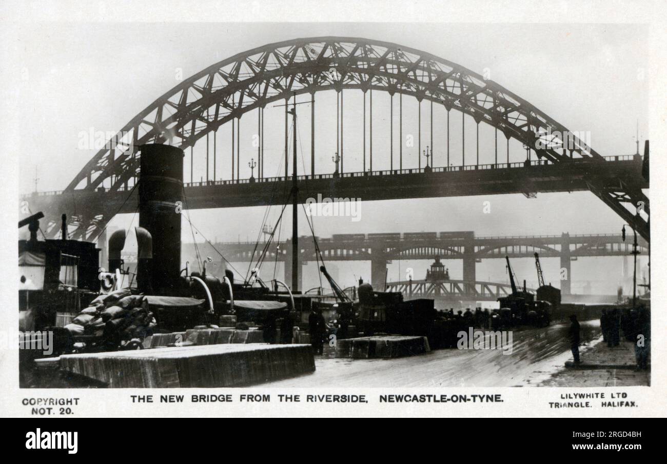 The Tyne Bridge - Blick vom Flussufer Newcastle-upon-Tyne, kurz nach der Eröffnung abgebildet. Die Brücke wurde von der Ingenieurfirma Mott, Hay and Anderson entworfen, die später die Forth Road Bridge entwarf, und wurde von Dorman Long und Co. Von Middlesbrough gebaut. Die Brücke wurde am 10. Oktober 1928 offiziell von König George V. eröffnet und ist seitdem zu einem prägenden Symbol von Tyneside geworden. Stockfoto