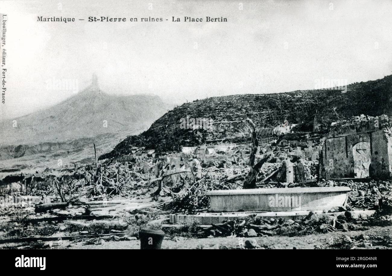 Martinique, eine einzige territoriale Gebietskörperschaft der Französischen Republik (OS). Die Überreste von La Place Bertin, St. Pierre nach dem verheerenden Vulkanausbruch des Mount Pelee im Jahr 1902 - Graben in den Ruinen. Stockfoto