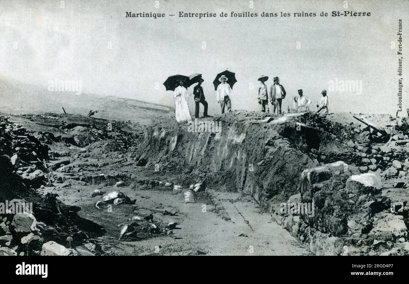 Martinique, eine einzige territoriale Gebietskörperschaft der Französischen Republik (OS). Die Überreste von St. Pierre nach dem verheerenden Vulkanausbruch des Mount Pelee im Jahr 1902 - Graben in den Ruinen. Stockfoto