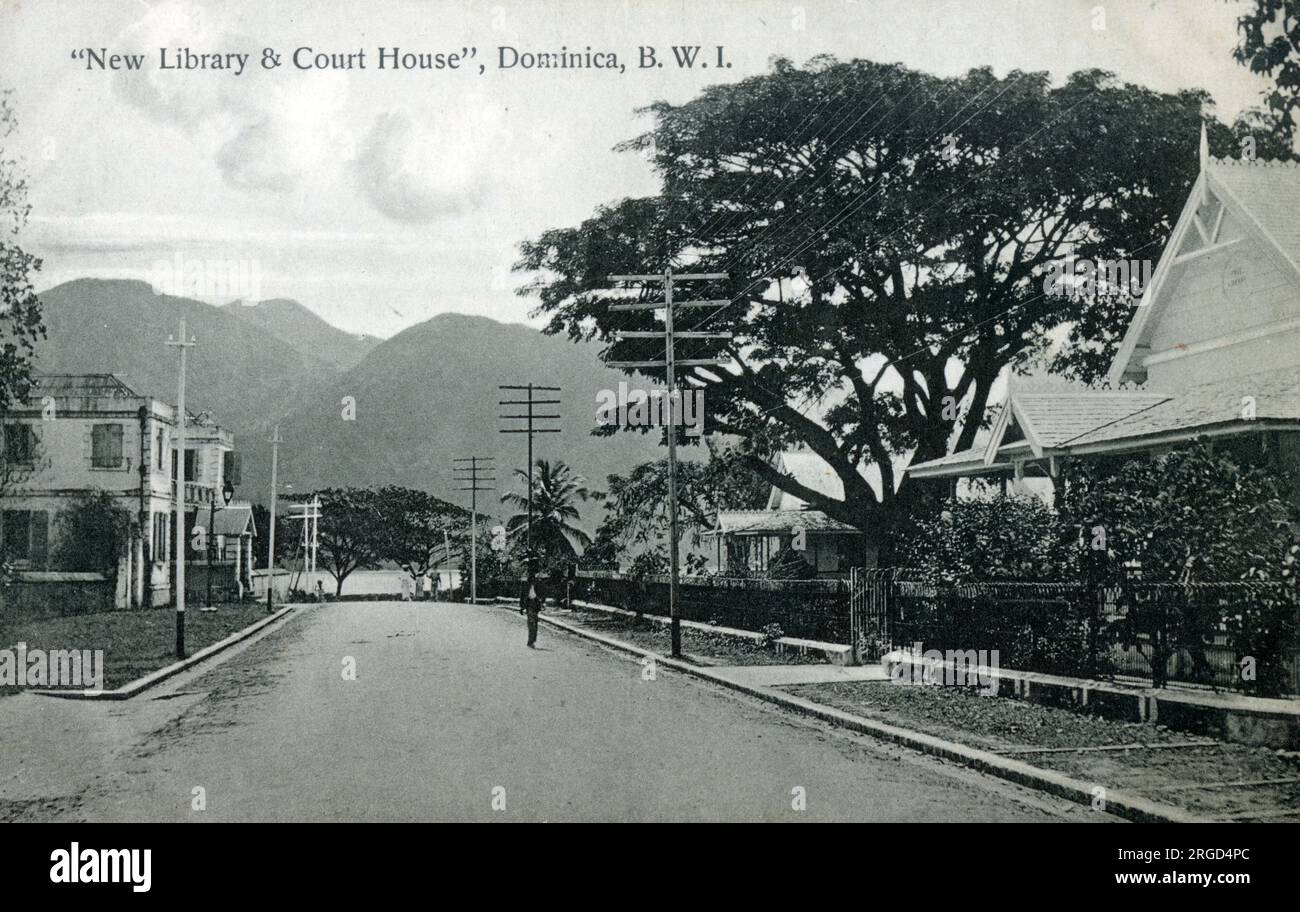 The New Library and Court House, Dominica - eine bergige karibische Inselnation mit natürlichen heißen Quellen und tropischen Regenwäldern. Zu diesem Zeitpunkt Teil der britischen Leeward Islands (bis 1958). Am 3. November 1978 wurde dem Commonwealth Dominica die Unabhängigkeit als republik gewährt. Stockfoto