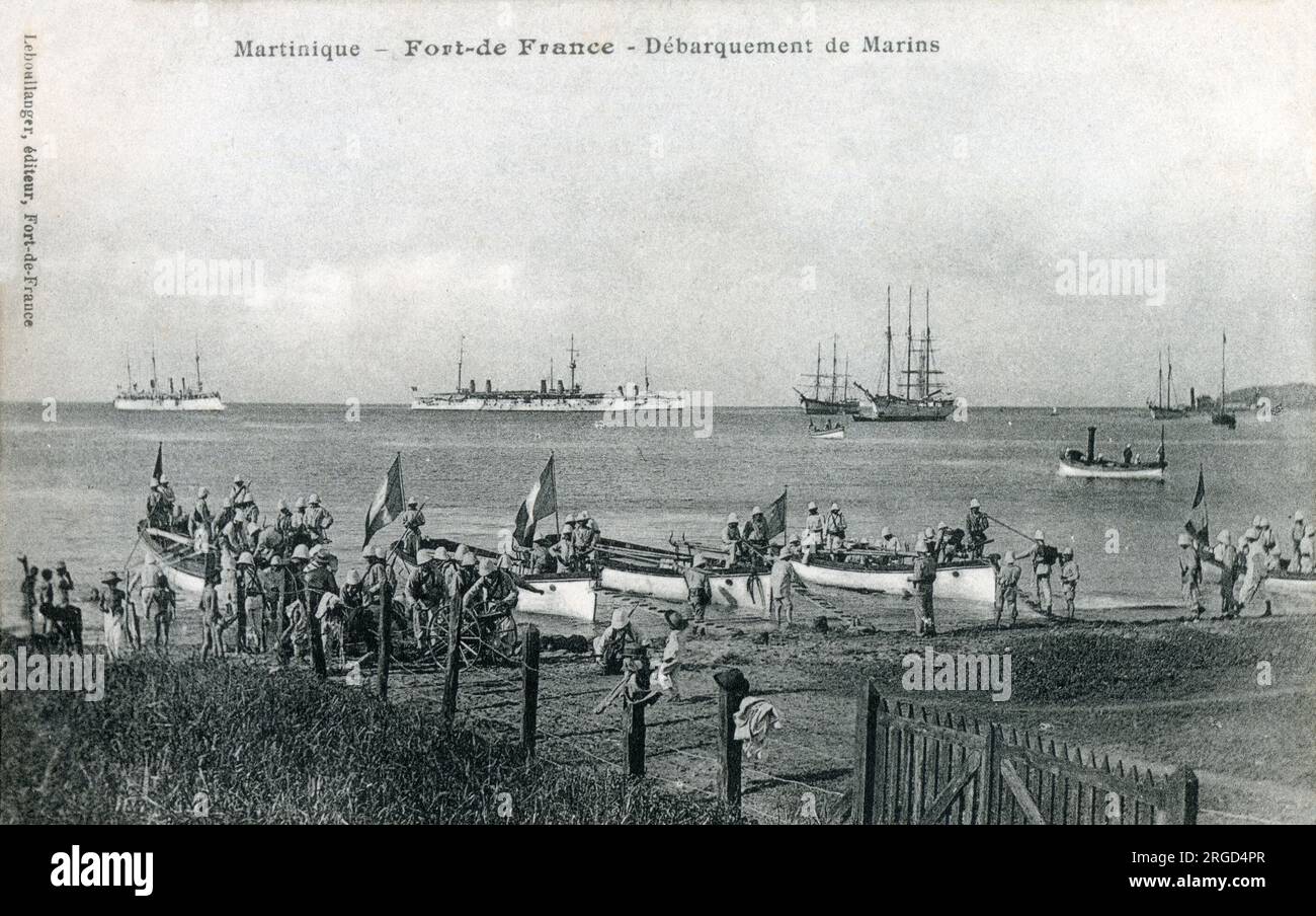 Martinique - Fort-de-France - französische Marines, die nach dem verheerenden Vulkanausbruch des Mount Pelee an Bord gehen, um bei ihren Bemühungen zu helfen. Stockfoto