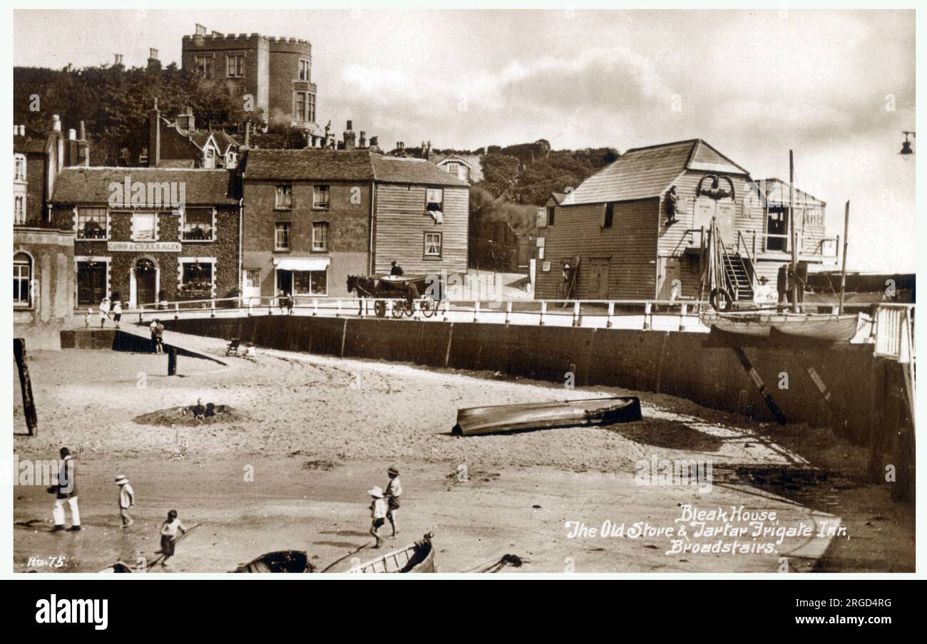 Bleak House, Old Store und Tartar Frigate Inn, Broadstairs, Kent. Das Bleak House ist ein prominentes Haus auf der Klippe mit Blick auf North Foreland und Viking Bay. Stockfoto