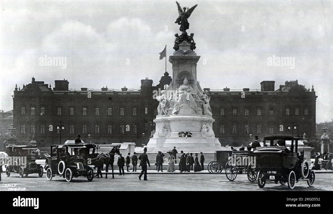 Queen Victoria Memorial vor dem Buckingham Palace, London, enthüllt 1911 Stockfoto
