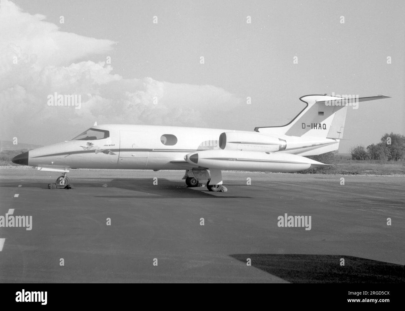 Gates Learjet 23 D-IHAQ „Sky Witch“ (msn 23-007) von H. Quandt am Flughafen Prestwick während seines Lieferflugs 1965. (Dieses Flugzeug wurde am 12. Dezember 1965 am Flughafen Zürich abgeschrieben, nachdem der Start auf einer nassen Start- und Landebahn bei Überladung abgebrochen wurde). Stockfoto