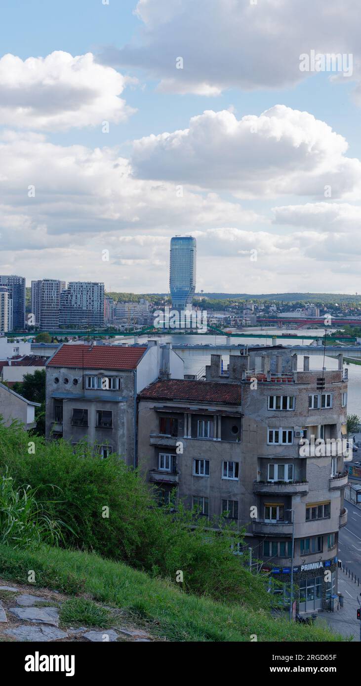 Alte und moderne Architektur rund um die Save in Belgrad, Serbien. August 8,2023. Stockfoto