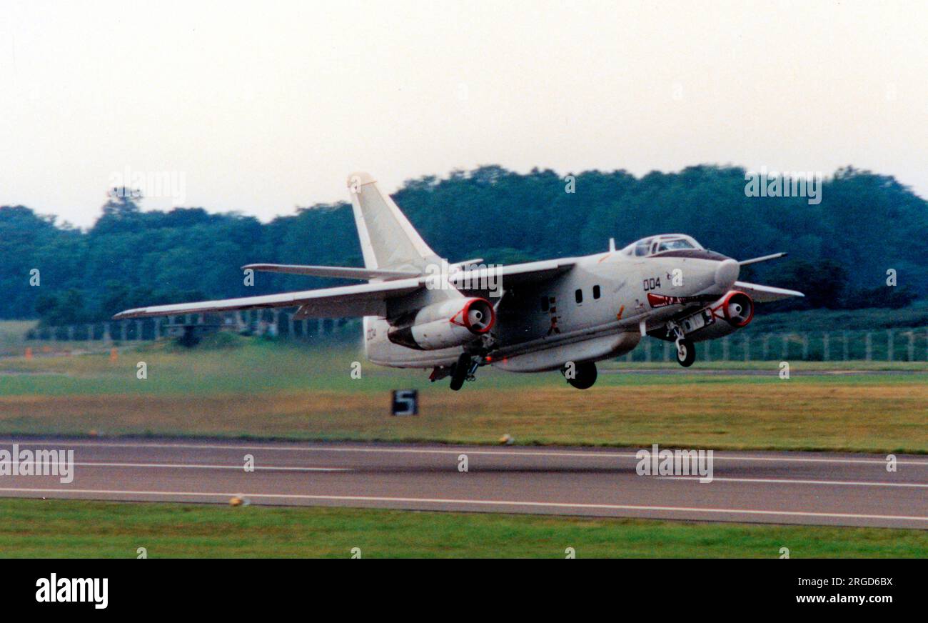 United States Navy - Douglas EA-3B Skywarrior 146454 'Killer Whale' (MSN 12406, Rufzeichen '004'), von VQ-2, auf der Royal International Air Tattoo - RAF Fairford 20. Juli 1991. Stockfoto