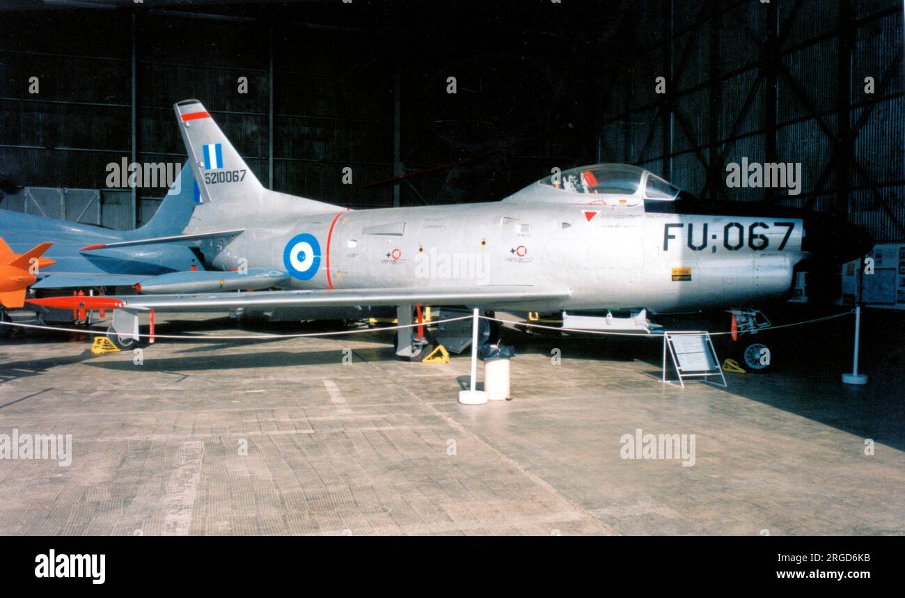 Nordamerikanische F-86 Sabre Dog 5210067 (msn 190-792, ex 52-10067, Buzz-Nummer FU-067), im Hellenic AF Museum, Dekelia ab, Athen Stockfoto