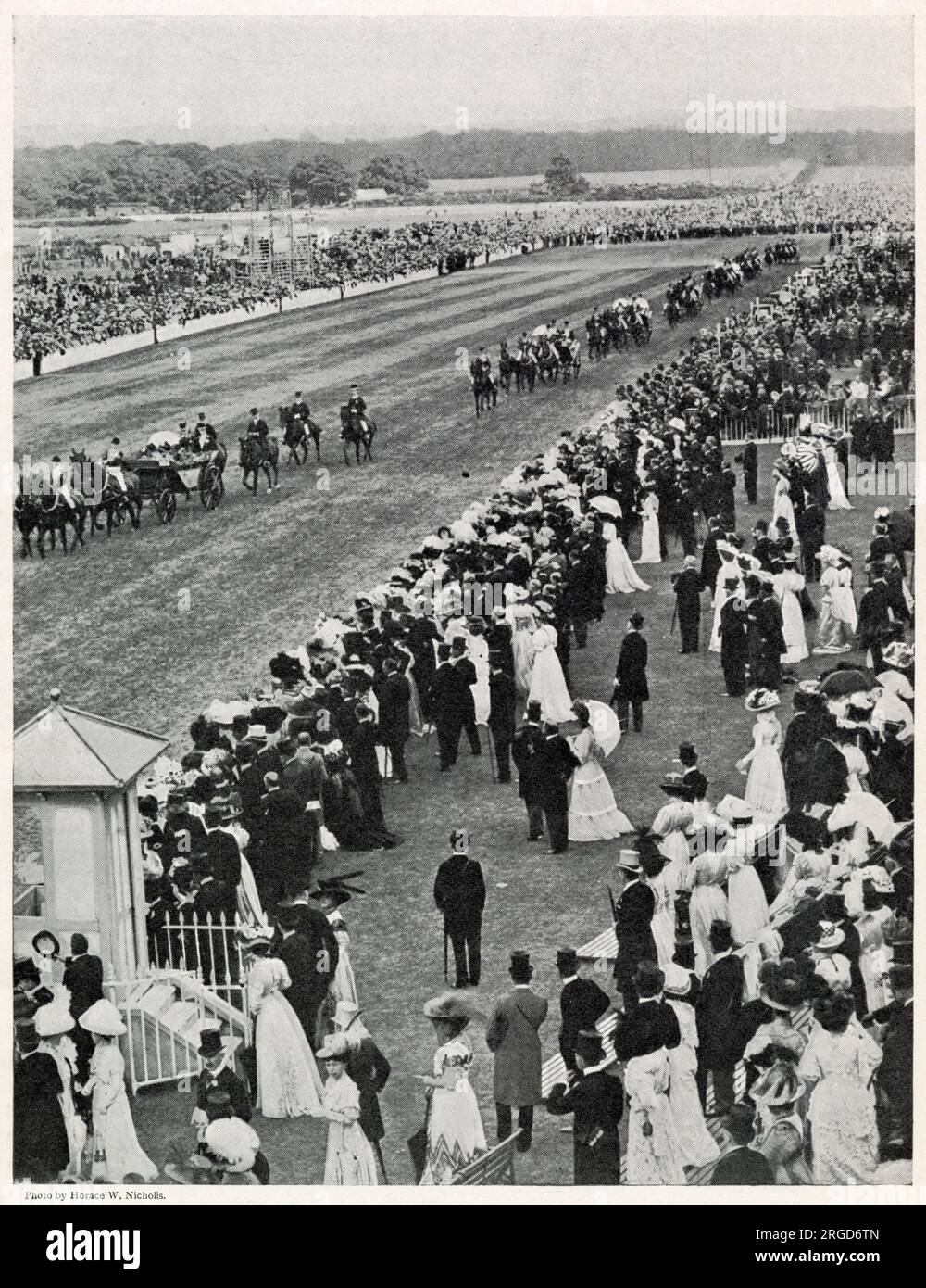 König Edward VII und Alexandra von Dänemark kommen am Gold Cup Tag auf dem Platz an. Stockfoto
