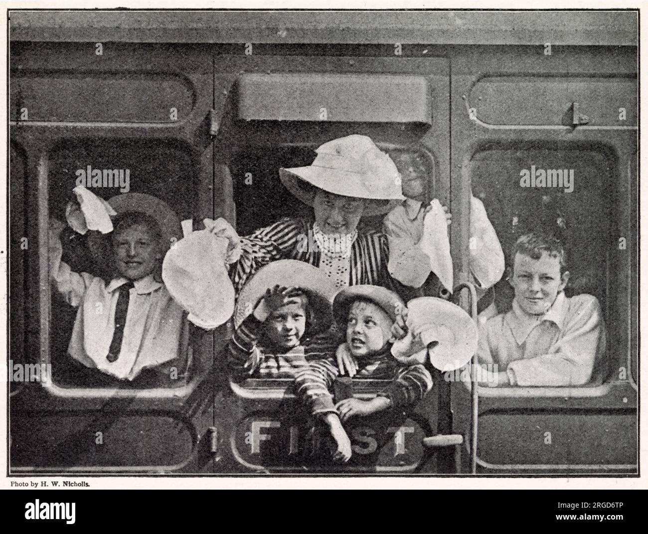 Eine Familie der gehobenen Klasse, die in einem Wagen der ersten Klasse Urlaub macht. Stockfoto