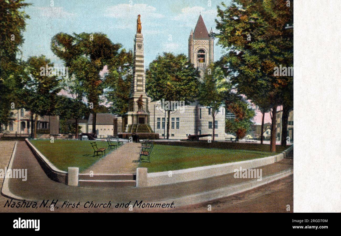 Nashua, New Hampshire, USA – First Church und Soldiers and Sailors Monument (ein Denkmal für den Amerikanischen Bürgerkrieg). Stockfoto