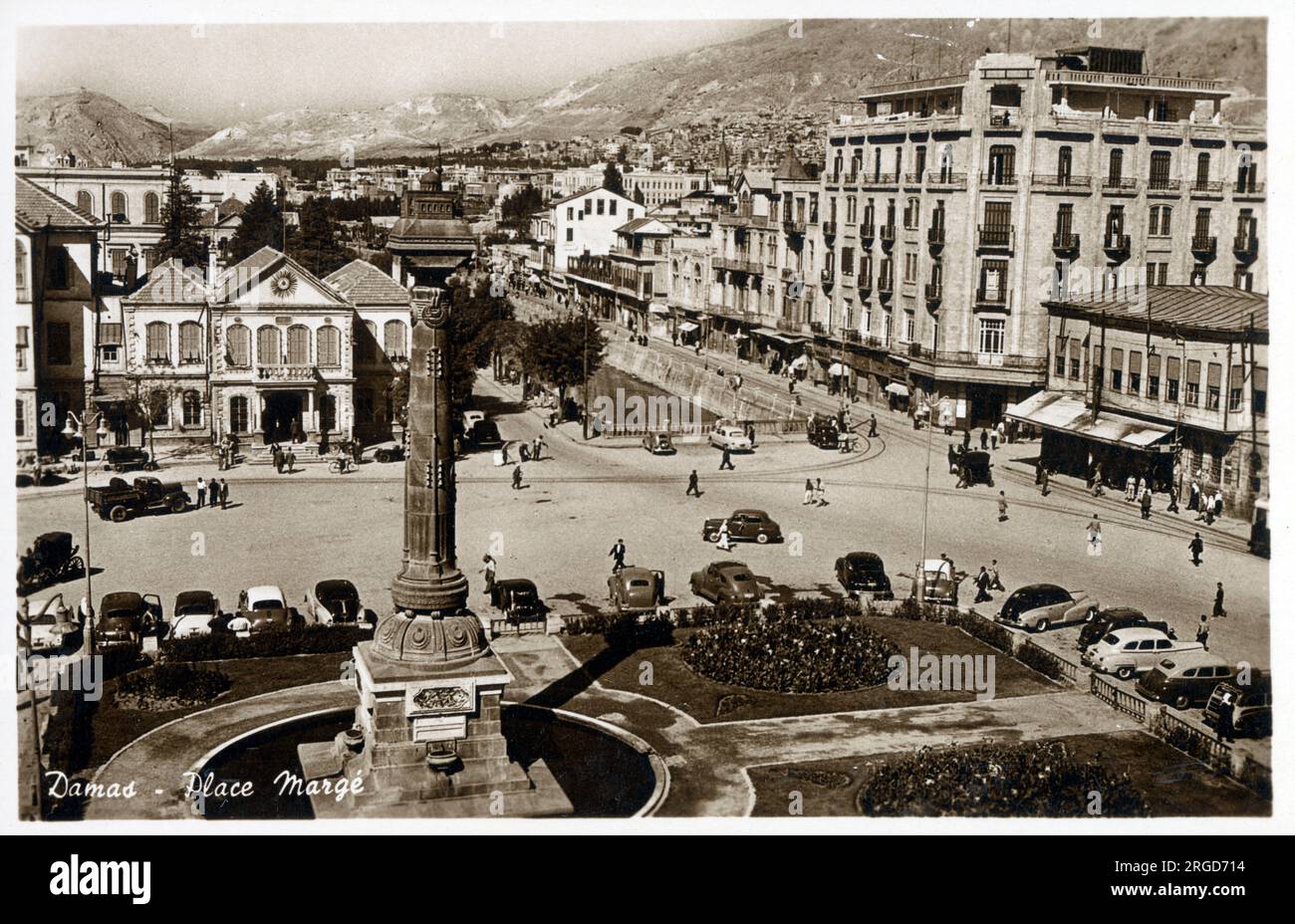 Kolumne am Marjeh-Platz, Damaskus, Syrien. Diese Bronzesäule wurde von Sultan Abdul Hamid II. Errichtet, um der Eröffnung der ersten telegrafischen Verbindung im Nahen Osten zu gedenken - der Linie zwischen Damaskus und Medina und der Eröffnung des Damaskus-Terminals auf der Hejaz-Bahn. Auf dem Denkmal befindet sich eine nachgebildete Statue der Yildiz-Moschee von Istanbul. Stockfoto