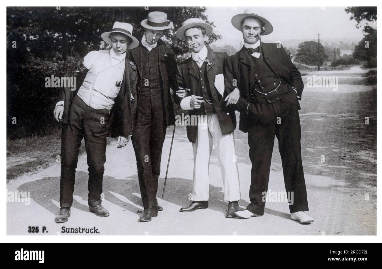 Sunstruck - vier unverschämte britische Schüler, die sich gegenseitig unterstützen, auf ihrem kurvenreichen Heimweg... Stockfoto