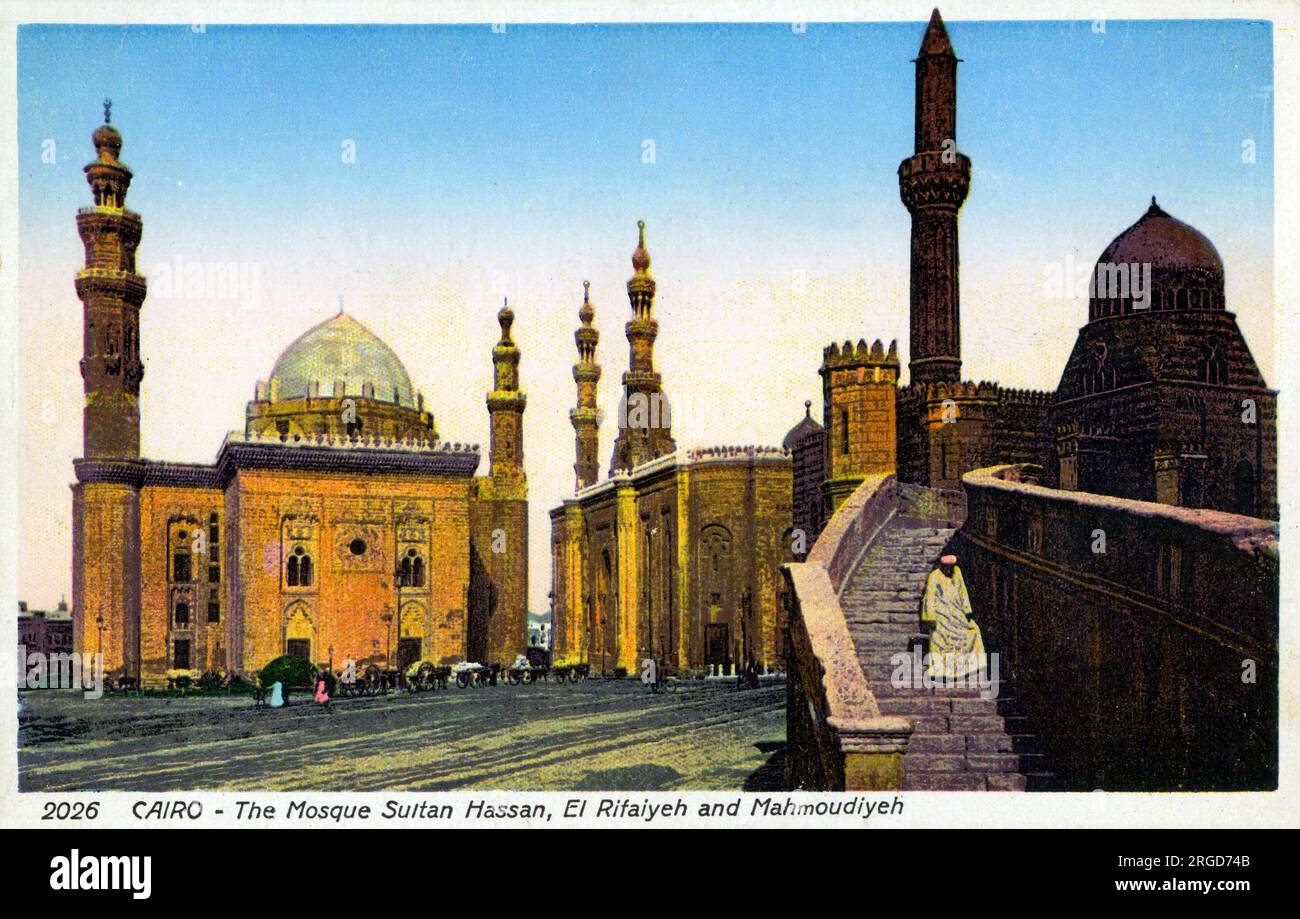 Moschee-Madrasa von Sultan Hasan befindet sich am Salah al-DIN Platz im historischen Viertel von Kairo, Ägypten. Rechts sehen Sie die Al-Rifa'i Moschee und die Mahmoudiya Moschee. Stockfoto