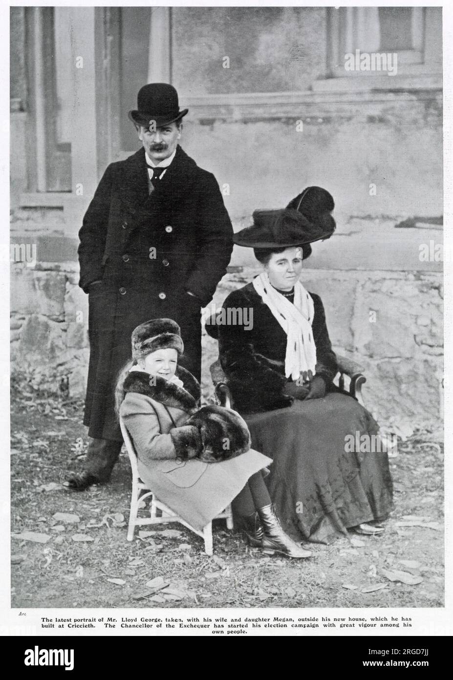 David Lloyd George, 1. Earl Lloyd-George von Dwyfor (1863-1945), Schatzkanzler (seinerzeit), britischer Premierminister von (1916-1922), mit seiner Frau Margaret Lloyd George und ihrer Tochter Megan vor seinem neuen Haus in Criccieth. Stockfoto