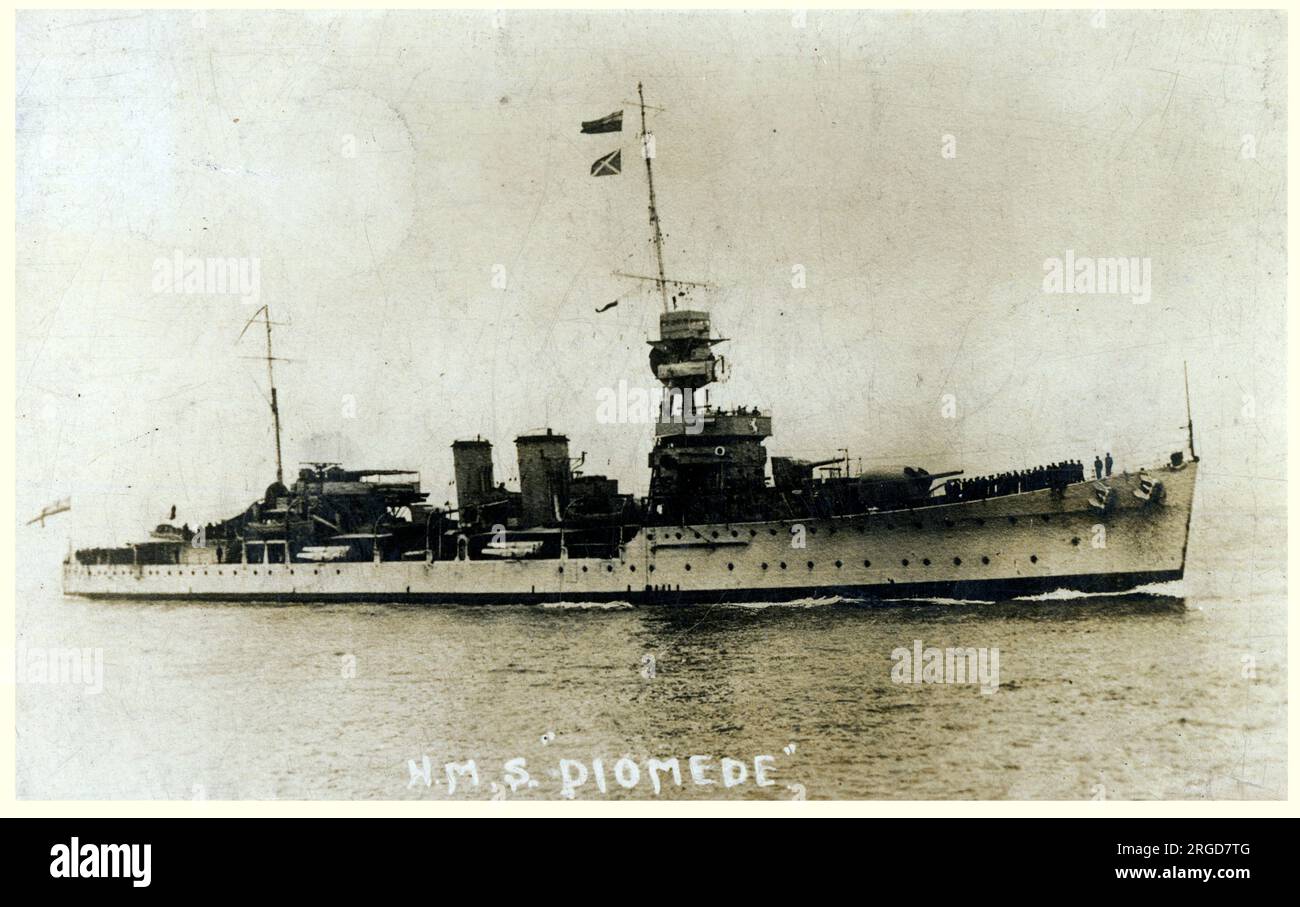 HMS Diomede - Kreuzer der Danae-Klasse der Royal Navy. Sie wurde zu spät für die Teilnahme am Ersten Weltkrieg gebaut und diente zwischen den Kriegen und ab 1936 in Reserve auf der China Station, den pazifischen Gewässern und den Ost-Indies-Gewässern. Im Zweiten Weltkrieg leistete sie vier Jahre schwerfälliger Kriegspflichten, während derer sie den deutschen Blockadeläufer Idarwald gefangen nahm. Zwischen dem 22. Juli 1942 und dem 24. September 1943 wurde sie in Rosyth Dockyard zu einem Ausbildungsschiff umgebaut. 1946 verschrottet. Stockfoto
