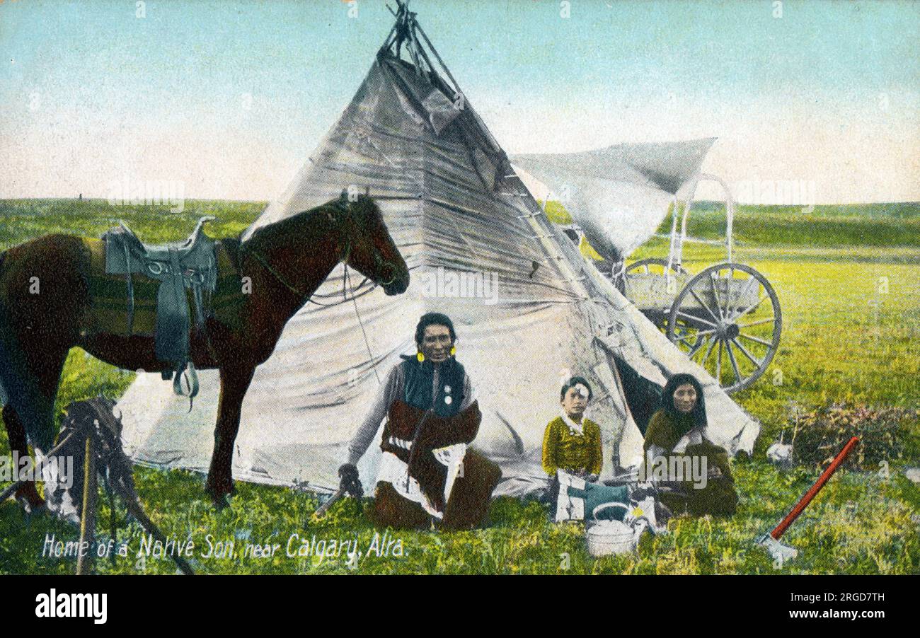 Indigene Blackfoot Nation Indian Family vor ihrem Tipi-Zelt in der Nähe von Calgary, Alberta, Kanada. Stockfoto