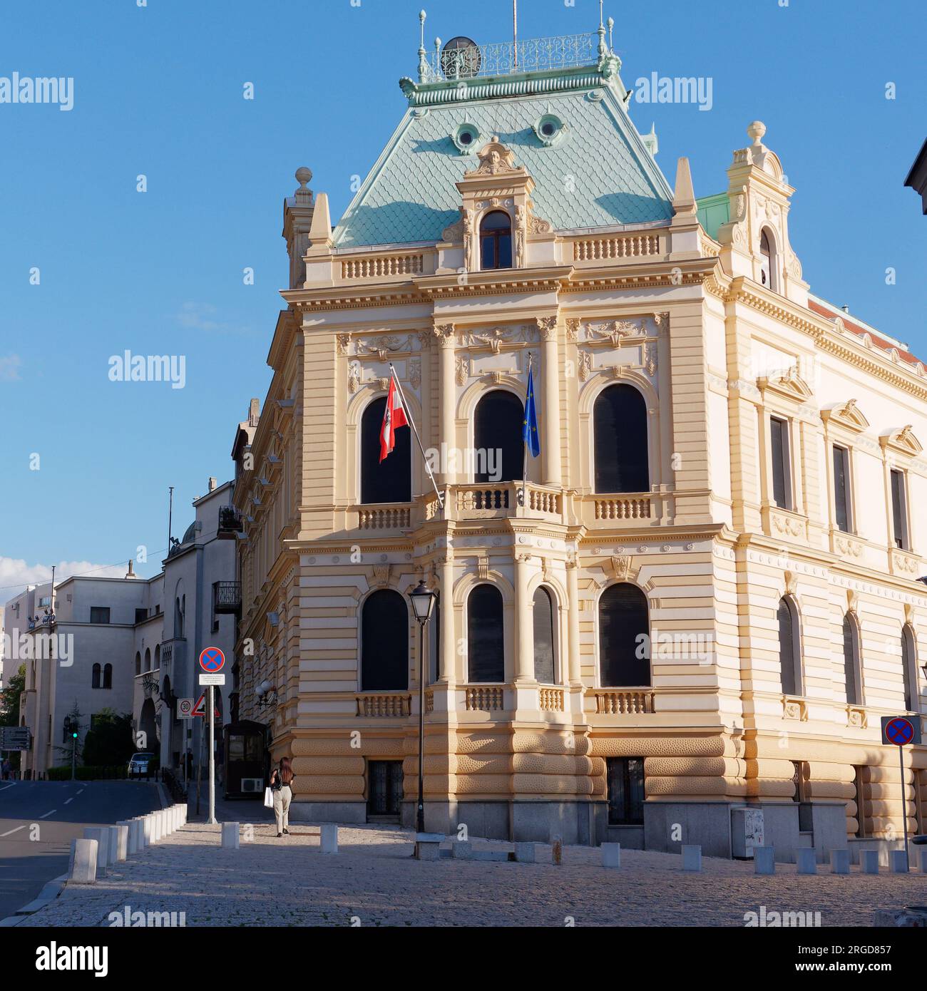 Elegantes Eckgebäude mit grünem Dach in Belgrad, Serbien. August 8,2023. Stockfoto