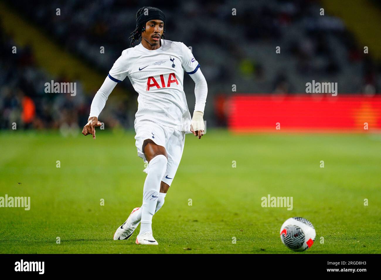 Barcelona, Spanien. 08. Aug. 2023. Alfie Devine von Tottenham Hotspur während des Joan Gamper Trophy-Spiels vor der Saison zwischen dem FC Barcelona und Tottenham Hotspur, das am 8. August 2023 im Luis Companys Stadium in Barcelona, Spanien, gespielt wurde. (Foto: Sergio Ruiz/PRESSINPHOTO) Kredit: PRESSINPHOTO SPORTS AGENCY/Alamy Live News Stockfoto