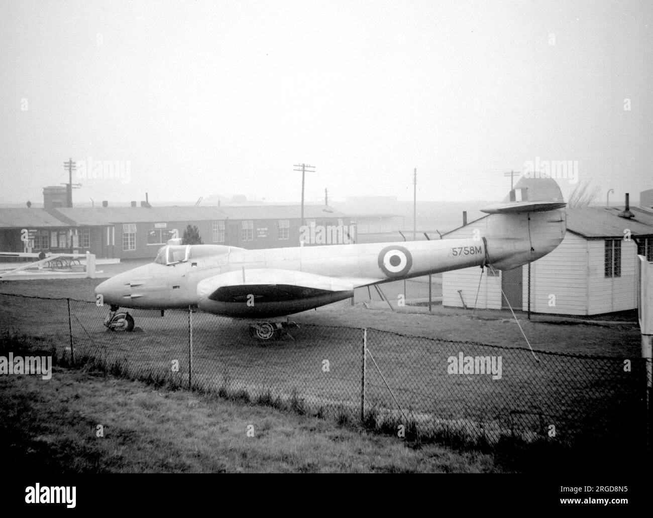 Gloster F.9/40 5758M / DG202/G, der erste der neun F.9/40s, die dem Gloster Meteor vorausgingen, auf der RAF Yatesbury am 31. März 1958. Stockfoto