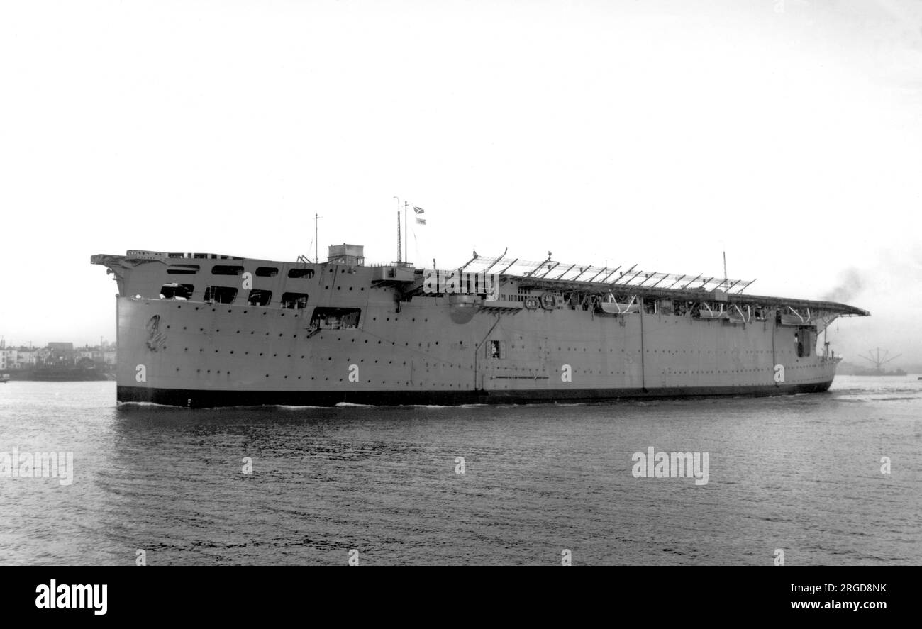 Royal Navy - HMS Argus 149, ein Flugzeugträger, gesehen im März 1939. Argus serviert von 1918 bis 1944 Uhr. Nach der Inbetriebnahme war das Schiff mehrere Jahre lang an der Entwicklung der optimalen Konstruktion für andere Flugzeugträger beteiligt. Argus bewertete auch verschiedene Arten von Fanggeräten, allgemeine Verfahren, die für den Betrieb einer Reihe von Flugzeugen in Konzerten erforderlich sind, und Flottentaktiken. Sie verbrachte Ende der 1920er Jahre einen kurzen Einsatz auf der Chinastation, bevor sie aus Budgetgründen in die Reserve gestellt wurde. Argus wurde kurz vor dem Zweiten Weltkrieg wieder in Betrieb genommen und teilweise modernisiert und diente als Stockfoto