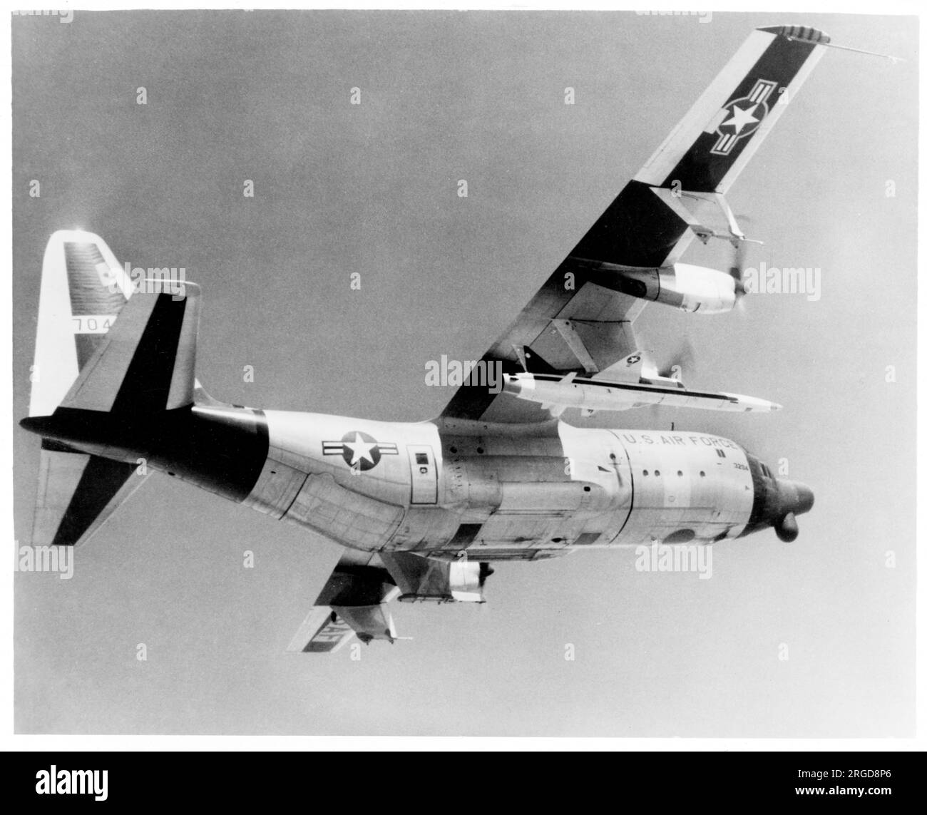 United States Air Force - Lockheed DC-130A Hercules 57-0497 (msn 182-3204), gesehen mit einer Northrop/Radioplane Q-4B Zieldrohne unter einem Flügel, bevor sie über die Holloman AFB Ranges in New Mexico startete. (Dieses Flugzeug wurde als C-130A-45-LM gebaut und in den DC-130A-Standard umgewandelt, um Ziel- und Forschungsdrohnen zu starten und zu steuern). Stockfoto
