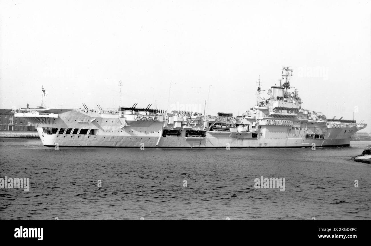 Royal Navy - HMS Indomitable 92, ein modifizierter Flugzeugträger der Glanzklasse, im März 1951. Stockfoto