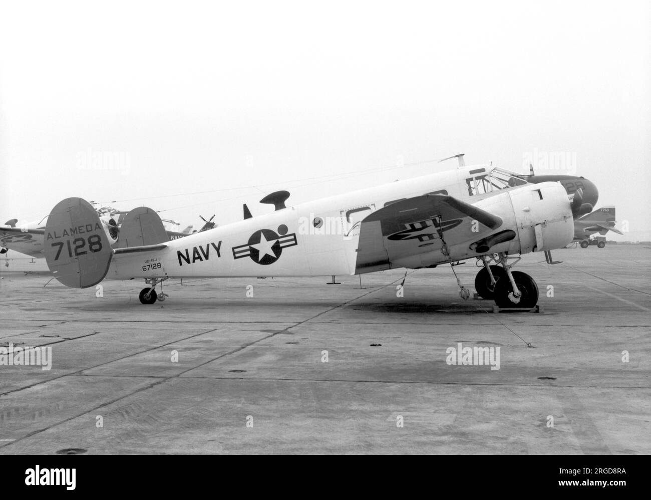 United States Navy - Beechcraft UC-45J 67128 (msn N-934), NAS Alameda am 4. November 1967. (Ehemals USAAF AT-7 41-21106 (MSN 1121) wurde 1946 an die US Navy übertragen. Wiederaufbereitet von Beech als JRB-5 (MSN N-309) Feb. 1949. Wiederaufbereitet von Beech als SNB-5 (MSN N-934, Juni 1952). Stockfoto
