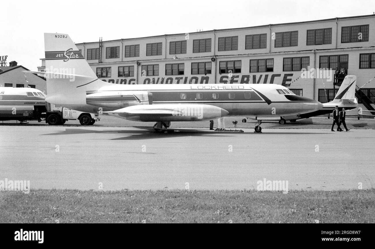 Lockheed Jetstar N329J (msn 1001). Der 1.-Prototyp Jetstar, angetrieben von zwei Bristol Siddeley Orpheus Turbojet-Motoren, auf einer Jetstar Demonstrationsveranstaltung in Begleitung eines Fahrerhausmodells auf einem Anhänger. (Die späteren Produktionsflugzeuge wurden ursprünglich von vier Pratt & Whitney JT12 Turbojets angetrieben, die durch vier Garrett TFE 731 Turboventilatoren ersetzt wurden, in Umbauten und an der Produktionslinie). Stockfoto