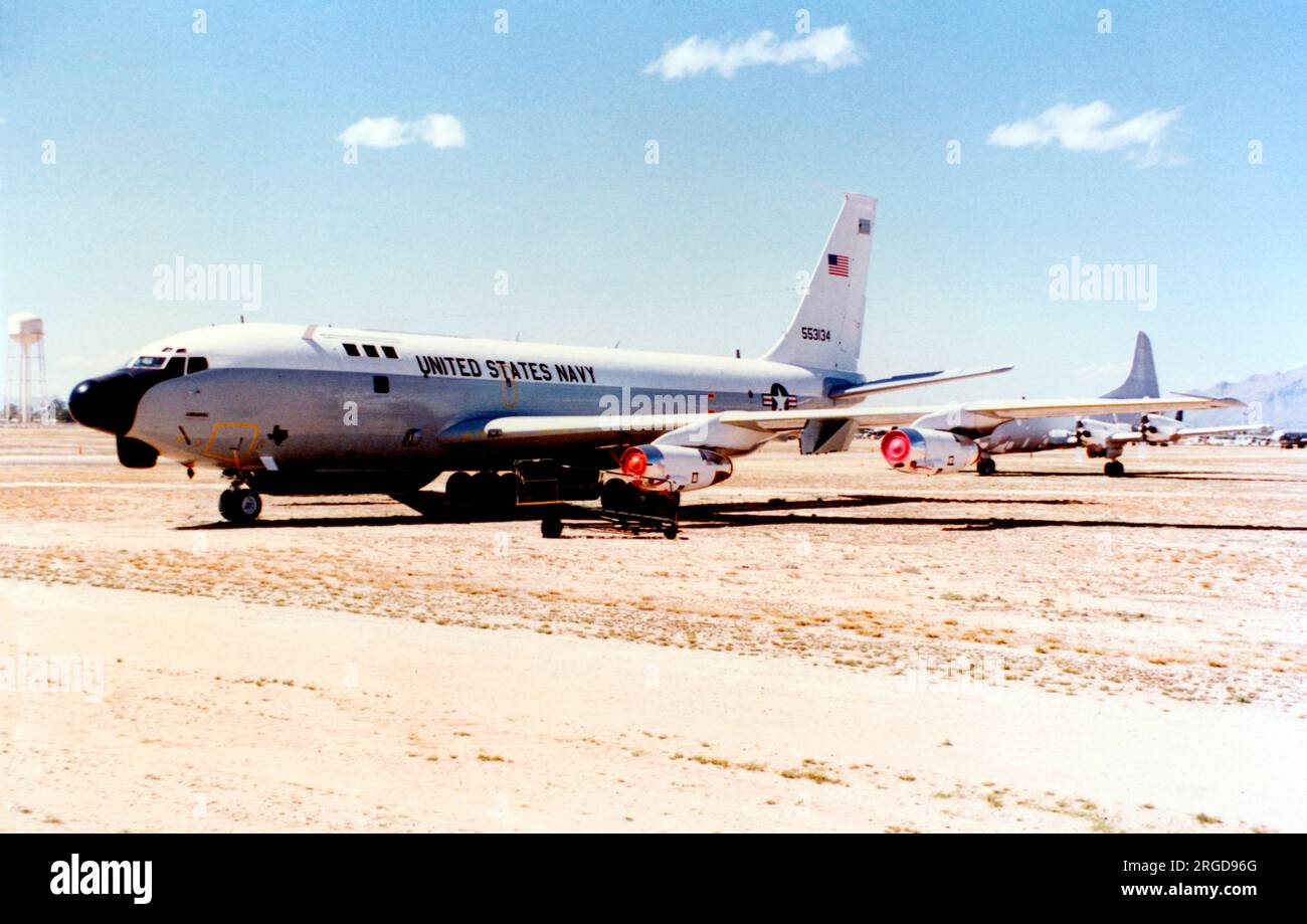 United States Navy - Boeing NKC-135A 55-3134 (MSN 17250), Davis-Monthan AFB zur Lagerung und Entsorgung. Ursprünglich in JKC-135A Testflugzeuge umgewandelt und dann in NKC-135A „King Crow Iâ€™ für die Teilnahme an Atomtests „Starfish“. Aus dem Jahr 1975, um Navy Crews als elektronische Bedrohungssimulation auszubilden. Stockfoto