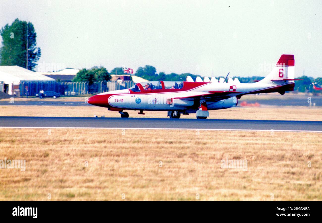 Polnische Luftwaffe - PZL-Mielec TS-11 827 / 6 (msn 1H08-27, früher „10“) des Aerobatikteams der White Iskras Formation, Royal International Air Tattoo - RAF Fairford, 21. Juli 2002. Stockfoto