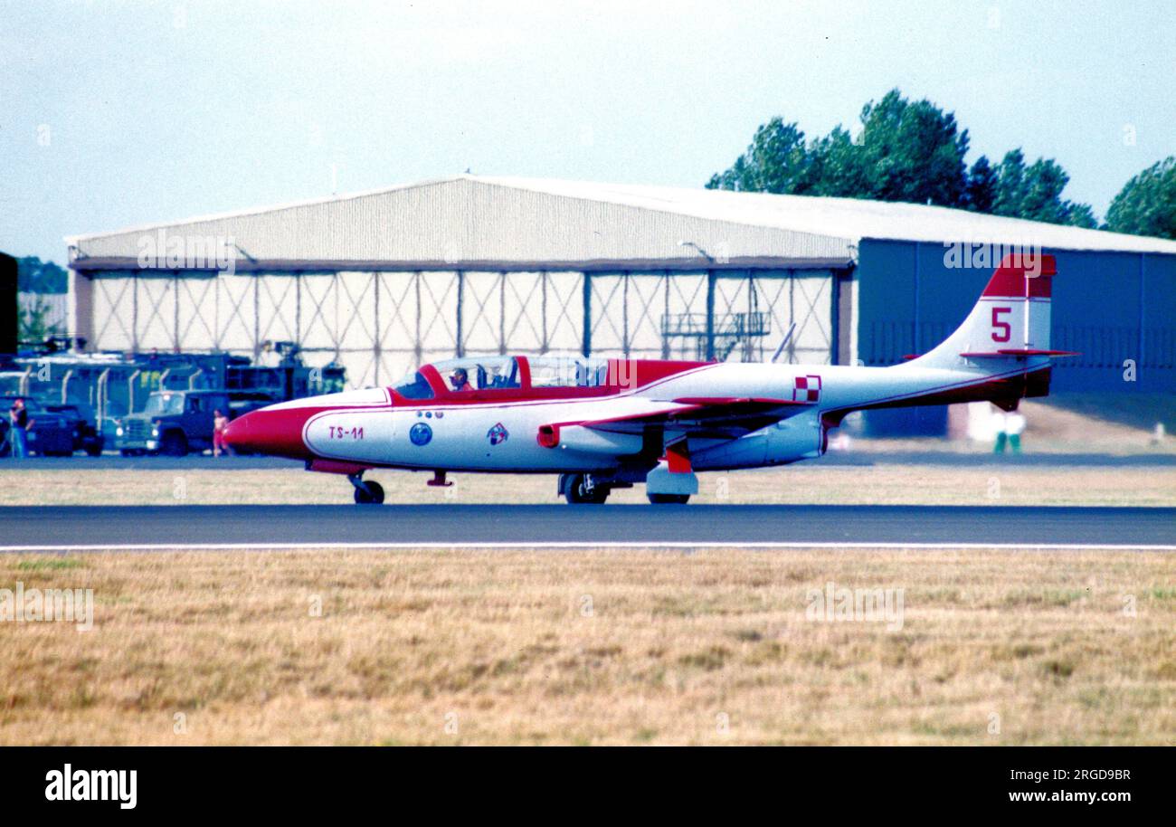 Polnische Luftwaffe - PZL-Mielec TS-11 Iskra 0713 / 5 (msn 1H07-13) des Aerobatikteams White Iskras Formation. Stockfoto