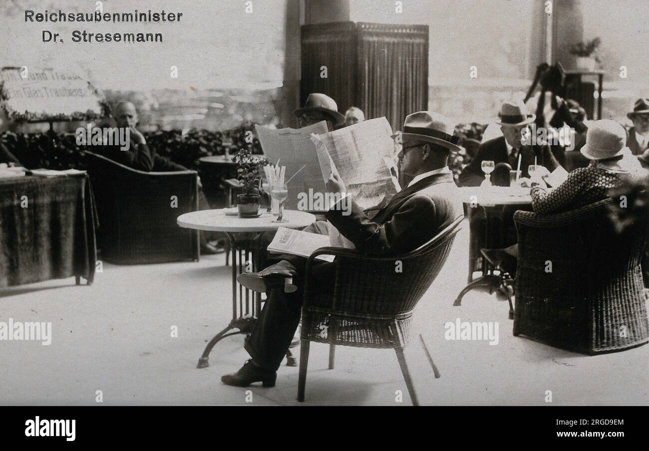 Dr. Gustav Stresemann, deutscher Außenminister, sitzt auf der Terrasse eines Cafés und liest die Zeitungen Foto 1930 Veröffentlicht: Ca. 1930. Urheberrechtlich geschützte Werke, die unter Creative Commons Attribution verfügbar sind, lizenzieren CC nur BIS 4,0 http://creativecommons.org/licenses/by/4.0/ Stockfoto