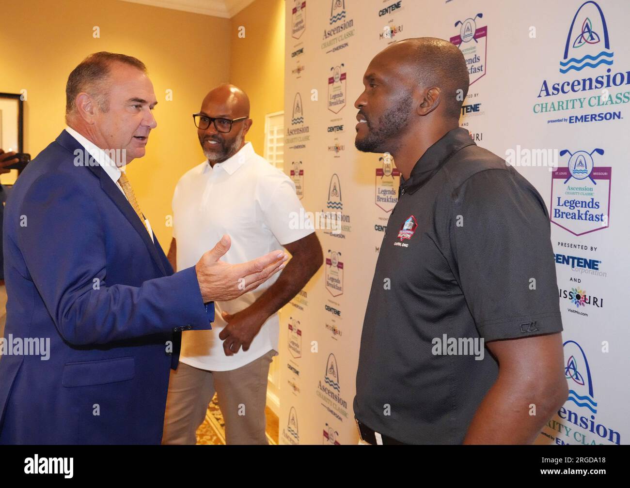 Normandie, Usa. 08. Aug. 2023. Mike Kehoe (L) spricht mit Super Bowl Champions, dem ehemaligen St. Louis Rams Issac Bruce (R) und Torry holt vor dem Legends Breakfast für das Ascension Charity Classic Golf Tournament in Normandy, Missouri, am Dienstag, den 8. August 2023. Foto: Bill Greenblatt/UPI Credit: UPI/Alamy Live News Stockfoto