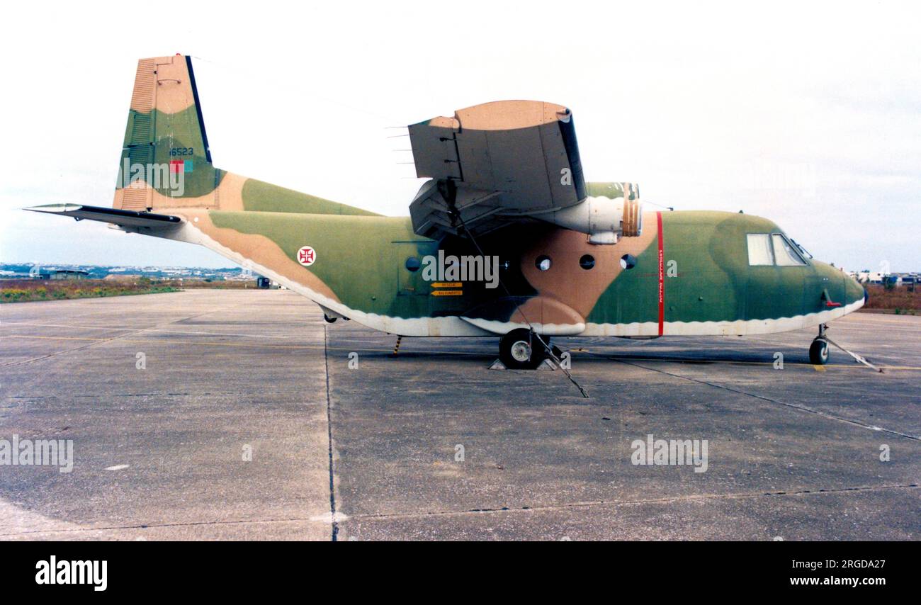ForÃ Aerea Portuguesa - CASA C-212-100 ECM Aviocar 16523 (msn 61), aus 502 Esquadron, in Lagermotoren ohne Motor. (ForÃ Aerea Portuguesa - portugiesische Luftwaffe) Stockfoto