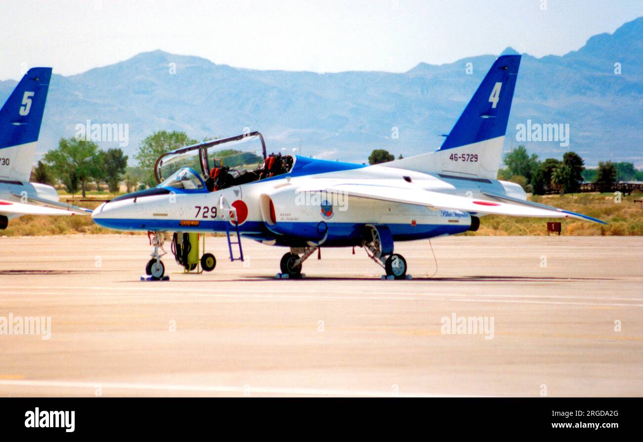 Japan Air Self Defence Force - Kawasaki T-4 46-5729 / Nummer 4 (msn 1129), des Blue Impulse aerobatic-Ausstellungsteams, auf der Nellis Air Force Base '50. Anniversary of the USAF' Airshow am 26. April 1997. Stockfoto