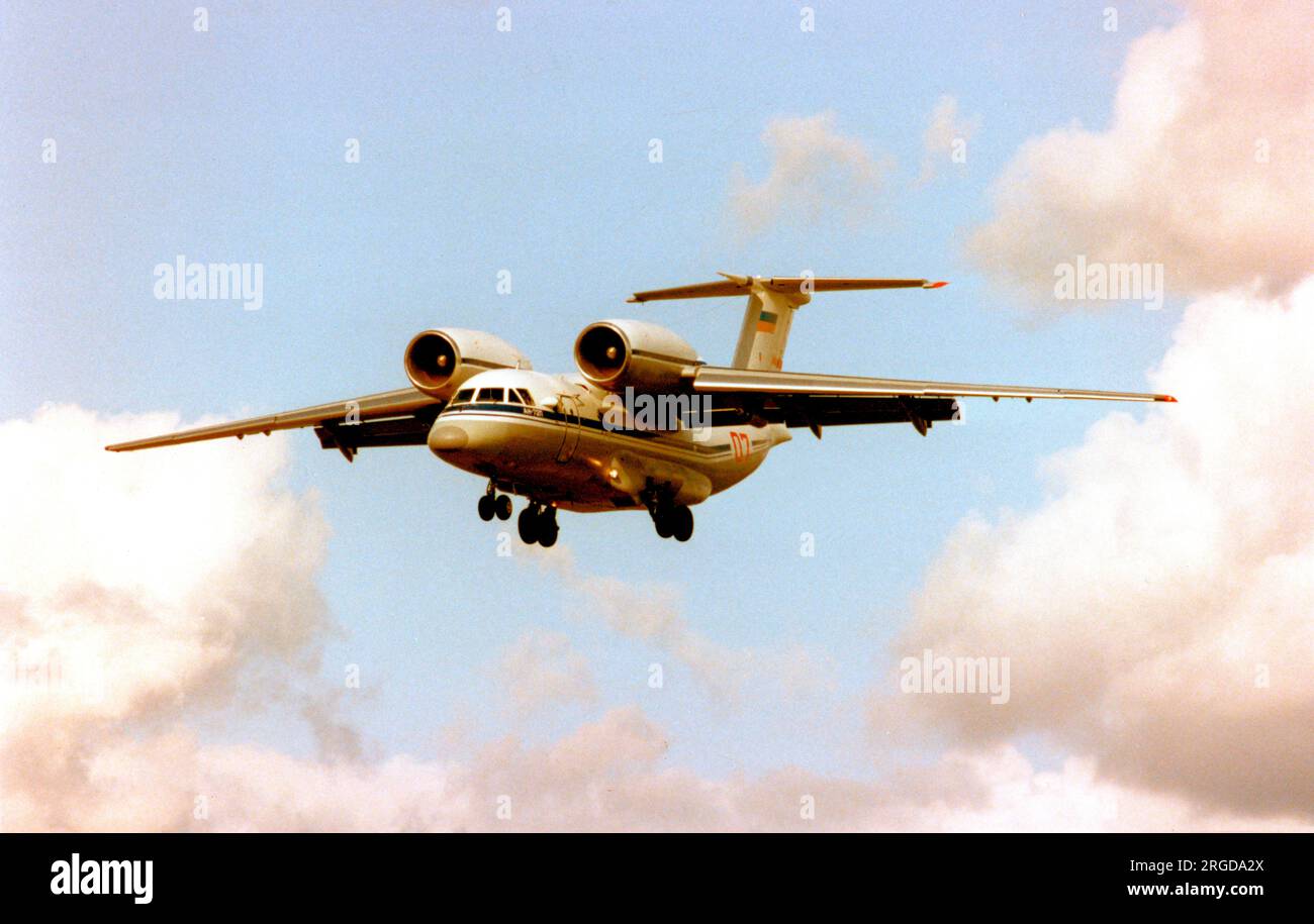 Antonov an-72P Maritime Patrol Variante, Bort Nummer 'Rot 07', zeigt die UB-32-57 32-Raketeneinheit unter dem Hafenflügel. Gesehen auf der SBAC Farnborough Airshow am 1992. September. Stockfoto