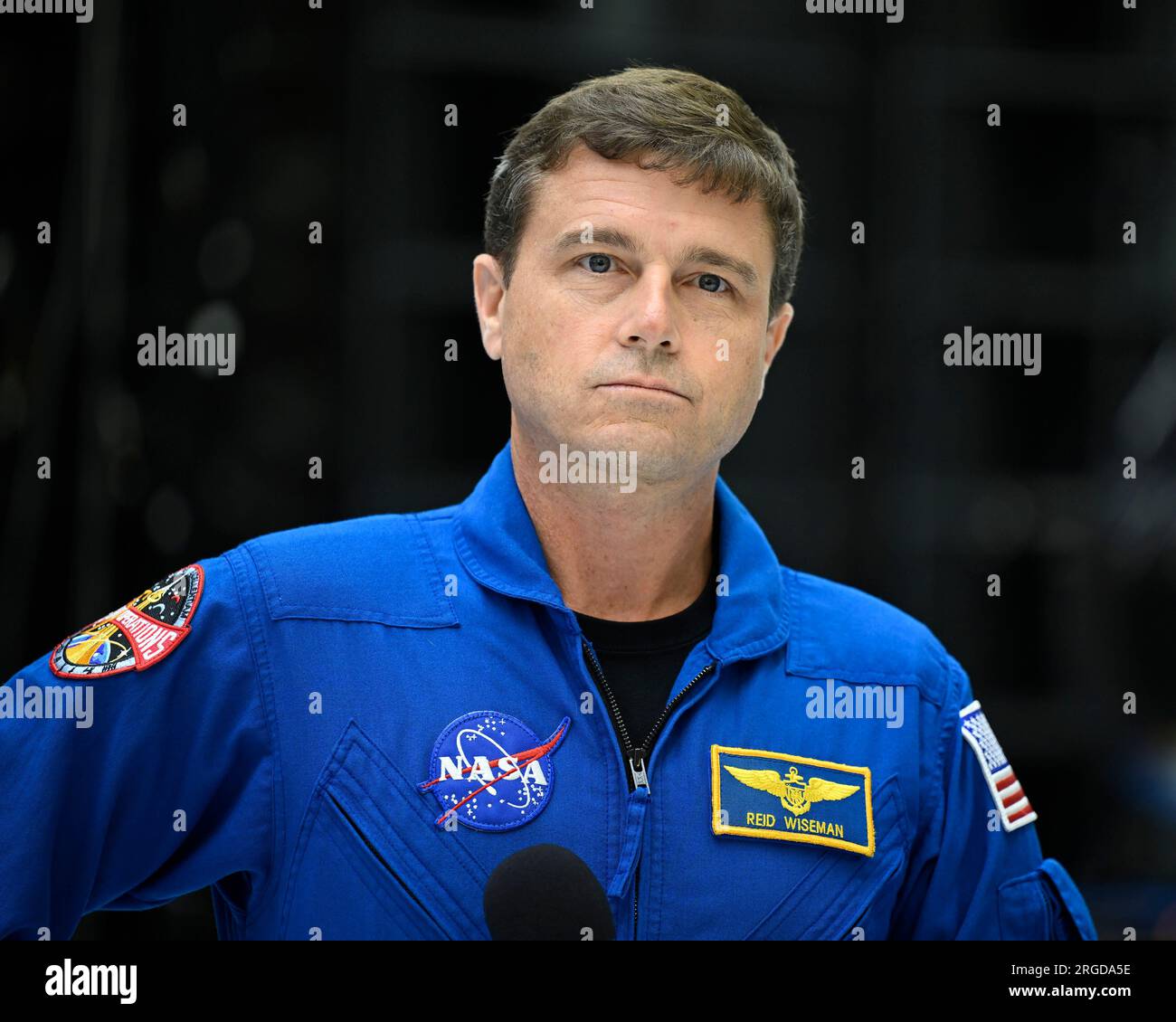 Der Artemis II Commander Reid Wiseman der NASA erwägt eine Antwort auf eine Frage der Medien, während er das Orion Raumschiff besucht, das für seine Mission Ende 2024 vorbereitet wird. Foto: Joe Marino/UPI Credit: UPI/Alamy Live News Stockfoto