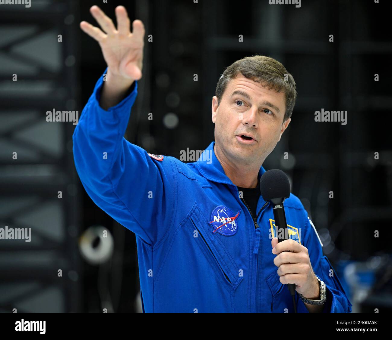 Der Artemis II Commander Reid Wiseman der NASA beantwortet Fragen aus den Medien, während er das Orion-Raumschiff besucht, das für seine Mission Ende 2024 vorbereitet wird. Foto: Joe Marino/UPI Credit: UPI/Alamy Live News Stockfoto
