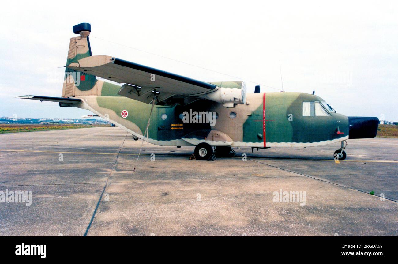 ForÃ Aerea Portuguesa - CASA C-212-100 ECM Aviocar 16523 (msn 61), aus 502 Esquadron, in Lagermotoren ohne Motor. (ForÃ Aerea Portuguesa - portugiesische Luftwaffe) Stockfoto