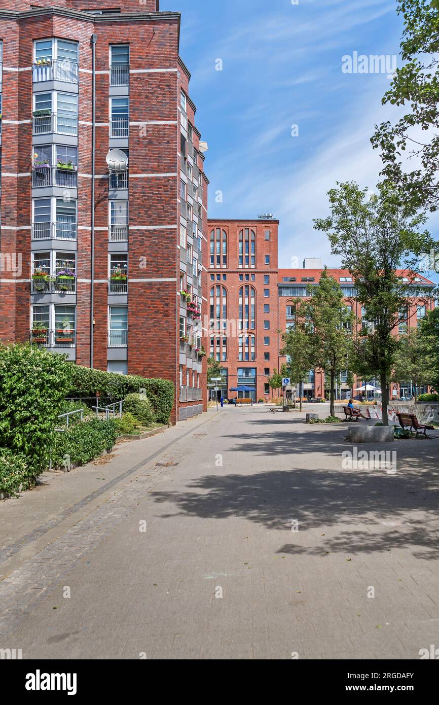 Berlin, Deutschland - 13. Juni 2023: Frieda-Arnheim-Promenade, Teil des Schultheiss-Viertels im öffentlichen Projekt Wasserstadt Spandau, welches a Stockfoto