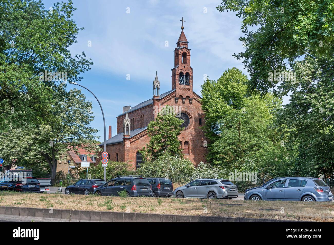 Berlin - 13. Juni 2023: St. Marien am Behnitz, die zweitälteste katholische Kirche Berlins und ein eingetragenes Denkmal auf der ehemaligen Insel Stockfoto