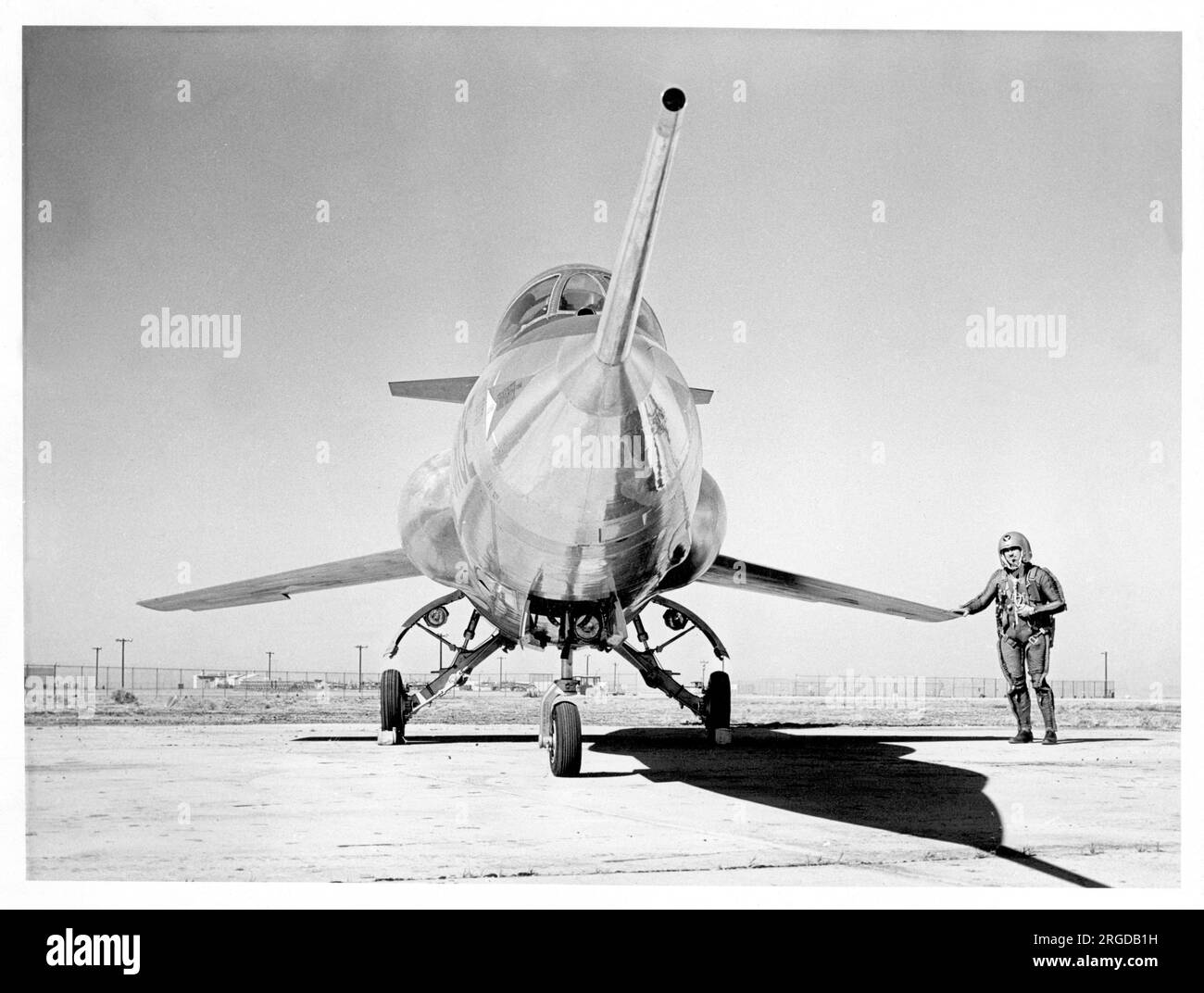 United States Air Force - Lockheed YF-104A Starfighter 55-2956 (MSN 183-1002), die Nummer 2 YF-104, gesehen mit einem Piloten in Partialdruckkleidung, enthüllt am 17. April 1956 in Palmdale, Kalifornien. (Die Verkleidungen über den Einlässen und Stoßstangen wurden angebracht, um zu verhindern, dass interessierte Parteien (Sowjetunion) die Leistung anhand der Einlassgeometrie bestimmen.) Stockfoto