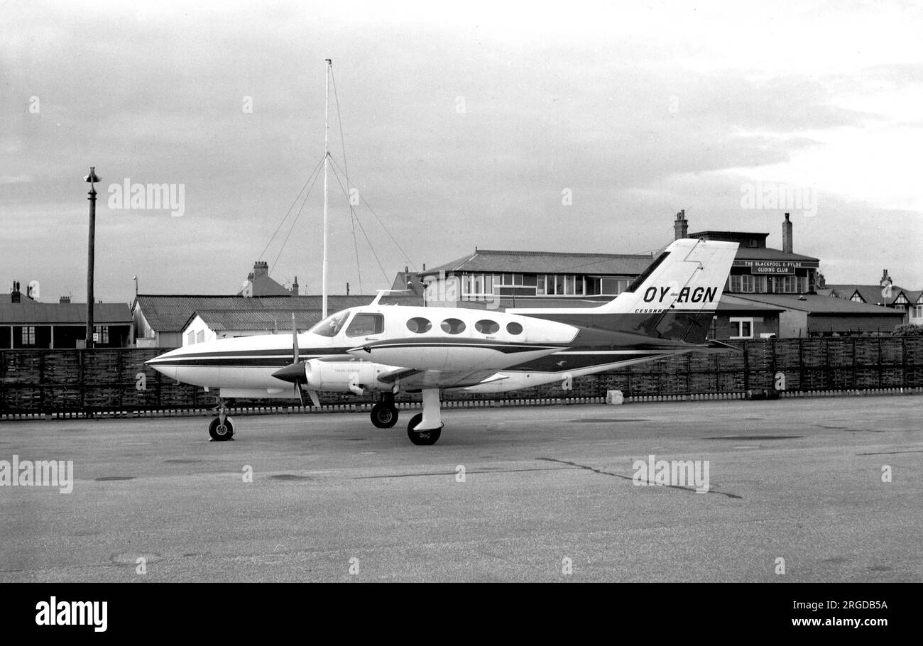 Cessna 402A OY-AGN (msn 402A0057), im Juni 1970 vor dem Blackpool & Fylde Gliding Club am Flughafen Blackpool-Squires geparkt. (Absturz am 8. Mai 1982 als SE-FZK) Stockfoto