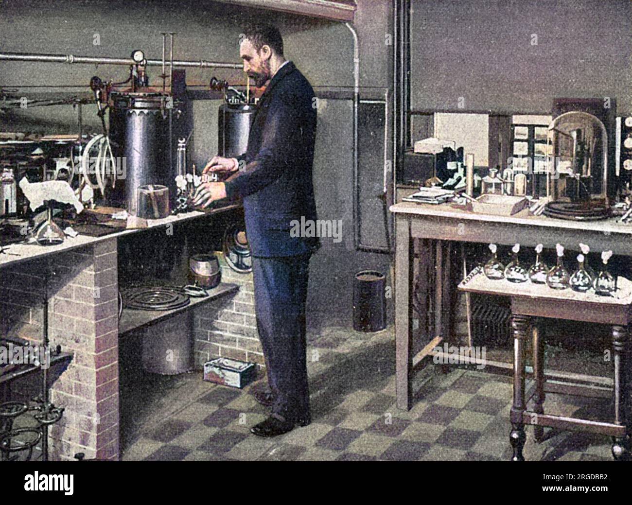 PIERRE-PAUL-EMILE ROUX Franzose Medical, bekannt für seine Diphtherie-Arbeit, in seinem Labor. Stockfoto