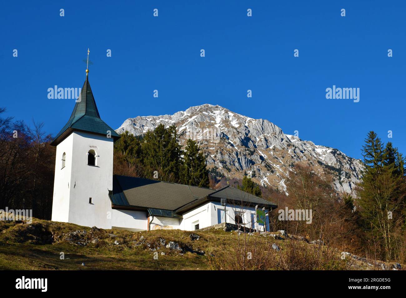 Blick auf die Kirche St. Lovrenc und Mountain Storzic in den Kamnik-Savinja alpen, Slowenien Stockfoto