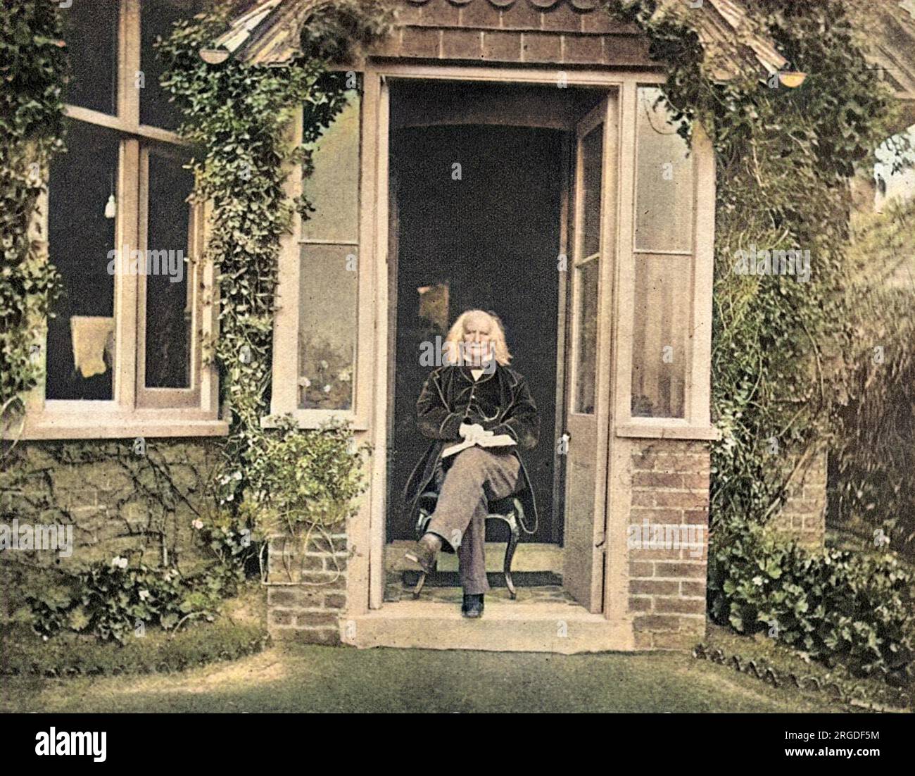 LECONTE de LISLE, französischer Schriftsteller, sitzt 1877 in seiner Tür. Stockfoto