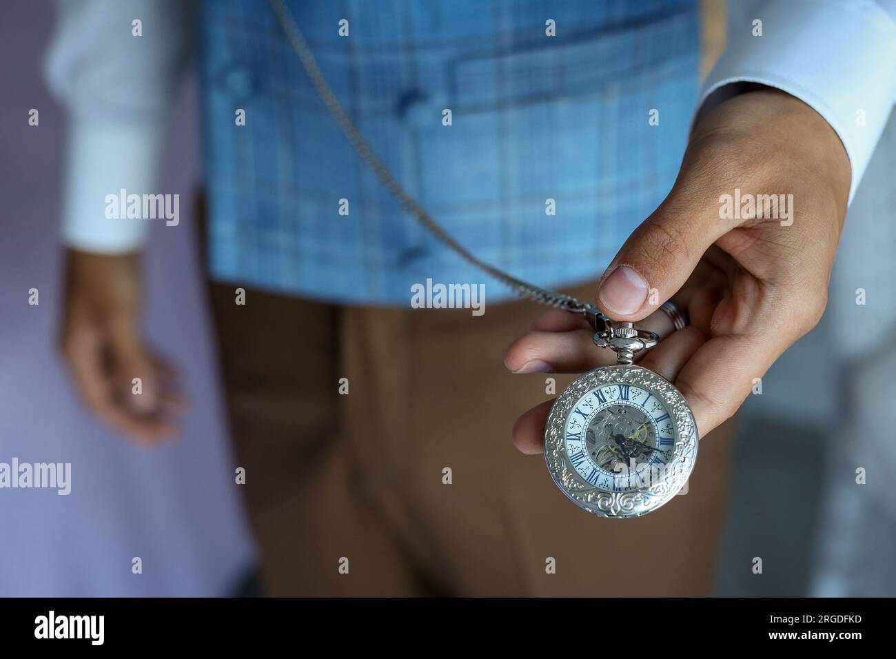 Ein Mann mit einer kostbaren antiken Taschenuhr. Stockfoto